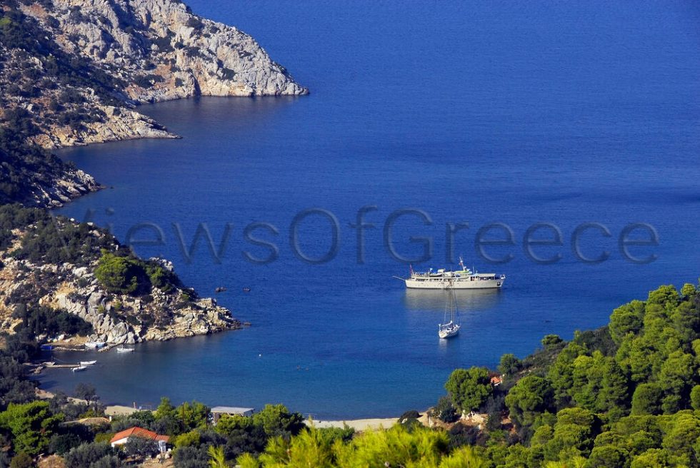 Βαγιωνιά, η πιο απόμερη παραλία του Πόρου και το θαλερό της πευκοδάσος