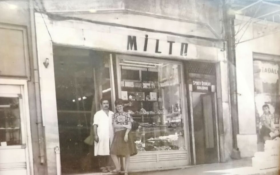 To «Tadal» δίπλα στο ζαχαροπλαστείο του Μίλτου τη δεκαετία του 1960