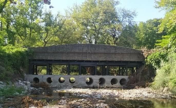Τα υποστυλώματα κάτω από τη γέφυρα που ανέκοψαν την πορεία των φερτών υλικών.