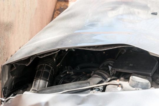 Σύγκρουση αυτοκινήτου σε τοιχίο