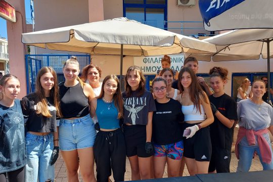 Οι εθελοντές μαθητές από το Λύκειο Παλαμά που την περασμένη εβδομάδα κατέβαλαν υπερπροσπάθεια για να βοηθήσουν τους συγχωριανούς τους Φωτό: Μ.-Α. ΚΩΝΣΤΑΝΤΟΠΟΥΛΟΣ