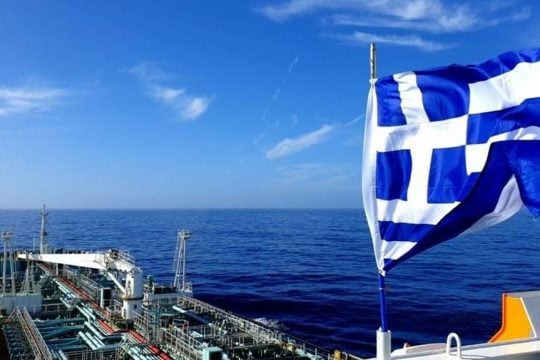 Πλοίο με ελληνική σημαία