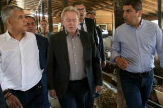 Ο επίτροπος Γεωργίας της Ε.Ε. Γιάνους Βοϊτσεχόφσκι (στο κέντρο) με τον υπουργό Αγροτικής Ανάπτυξης Λ. Αυγενάκη και τον περιφερειάρχη Θεσσαλίας Κ. Αγοραστό