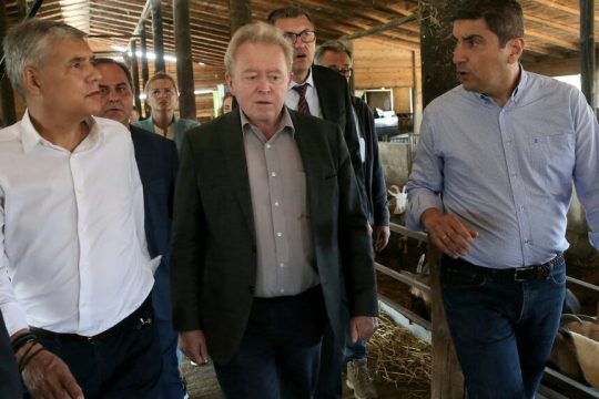 Ο επίτροπος Γεωργίας της Ε.Ε. Γιάνους Βοϊτσεχόφσκι (στο κέντρο) με τον υπουργό Αγροτικής Ανάπτυξης Λ. Αυγενάκη και τον περιφερειάρχη Θεσσαλίας Κ. Αγοραστό