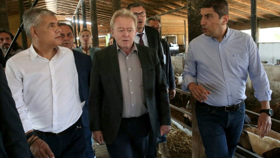 Ο επίτροπος Γεωργίας της Ε.Ε. Γιάνους Βοϊτσεχόφσκι (στο κέντρο) με τον υπουργό Αγροτικής Ανάπτυξης Λ. Αυγενάκη και τον περιφερειάρχη Θεσσαλίας Κ. Αγοραστό
