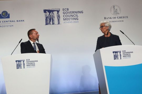 Ο οικοδεσπότης Γιάννης Στουρνάρας με την Κριστίν Λαγκάρντ στη συνέντευξη Τύπου