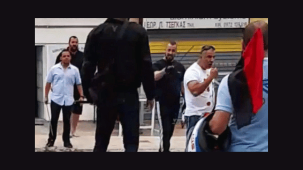 Ο Ν. Αποστόλου (δεύτερος από δεξιά) με σηκωμένο το χέρι με σιδερόβεργα τη στιγμή της επίθεσης