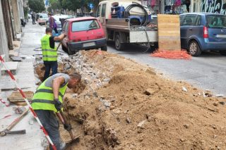 Υποτυπώδη τα μέτρα ασφαλείας, σε καλώδια υπό τάση, με κράνη, λαστιχένια γάντια κ.λπ. να παραμένουν στο φορτηγό.