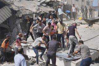 Αναζήτηση επιζώντων στα συντρίμμια κτιρίων που ισοπεδώθηκαν από τις βόμβες των ισραηλινών αεροπλάνων στη Γάζα
