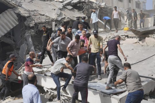 Αναζήτηση επιζώντων στα συντρίμμια κτιρίων που ισοπεδώθηκαν από τις βόμβες των ισραηλινών αεροπλάνων στη Γάζα