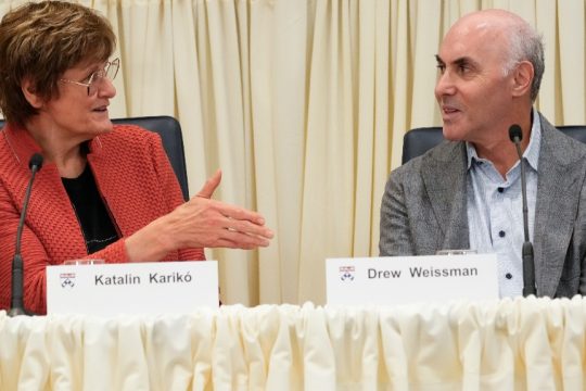 Η Καταλίν Καρικό (Katalin Kariko) και ο Ντριου Βάισμαν (Drew Weissman)