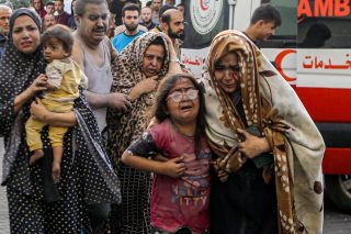 Αμαχοι φθάνουν στο νοσοκομείο Αλ Σίφα μετά από βομβαρδισμό στην Πόλη της Γάζας
