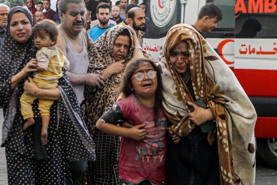 Αμαχοι φθάνουν στο νοσοκομείο Αλ Σίφα μετά από βομβαρδισμό στην Πόλη της Γάζας