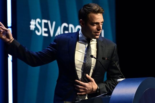 Ο Στ. Κασσελάκης, ο οποίος επέστρεψε από τις ΗΠΑ, σε στιγμιότυπο από την ομιλία του στον ΣΕΒ