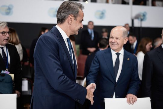 Ο Κυρ. Μητσοτάκης ανταλλάσσει χειραψία με τον Γερμανό καγκελάριο Ολαφ Σολτς κατά τη χτεσινή 3η Σύνοδο της Ευρωπαϊκής Πολιτικής Κοινότητας στη Γρανάδα