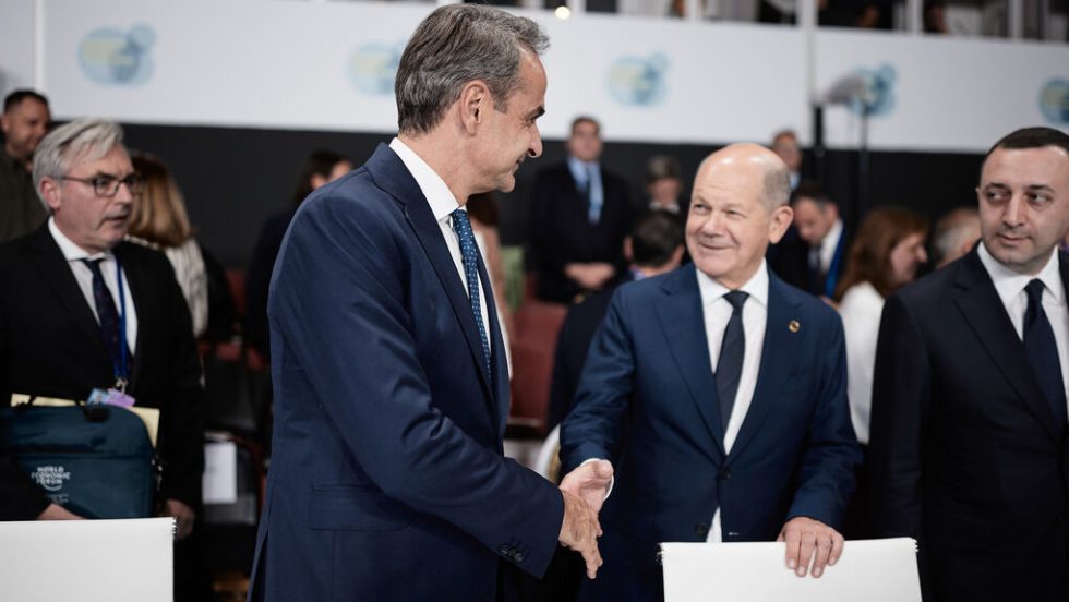 Ο Κυρ. Μητσοτάκης ανταλλάσσει χειραψία με τον Γερμανό καγκελάριο Ολαφ Σολτς κατά τη χτεσινή 3η Σύνοδο της Ευρωπαϊκής Πολιτικής Κοινότητας στη Γρανάδα