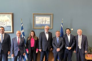 Οι εφοπλιστές μικρών αποστάσεων φωτογραφήθηκαν με τον υπουργό Ναυτιλίας, Χρήστο Στυλιανίδη