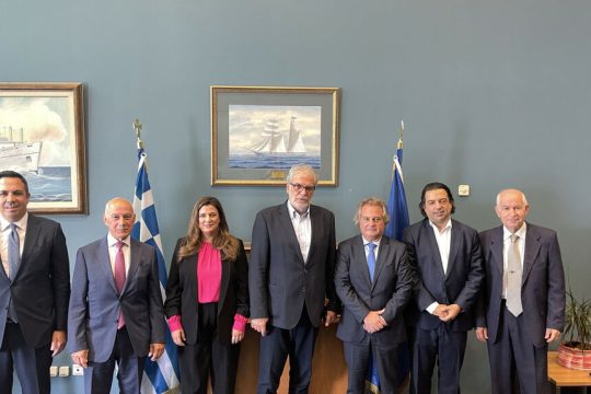 Οι εφοπλιστές μικρών αποστάσεων φωτογραφήθηκαν με τον υπουργό Ναυτιλίας, Χρήστο Στυλιανίδη