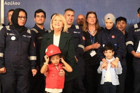 Η υφυπουργός Μετανάστευσης Σ. Βούλτεψη με πρόσφυγες που έχουν επιλεχθεί για πρόγραμμα ένταξης