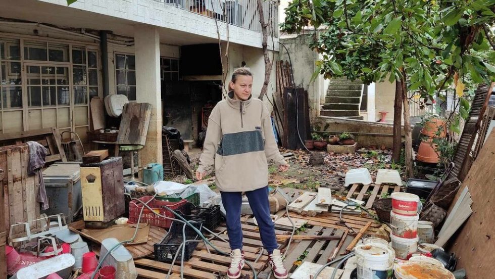 «Πηγαίνουμε στο νοσοκομείο από πνευμονία. Ο άνδρας μου χθες βγήκε, εγώ κάνω ενέσεις για τη μέση. Εχουμε γονατίσει» μας λέει η Αννα στην αυλή όπου έχει ακόμα τα πράγματά της, αφού αδυνατεί να καθαρίσει