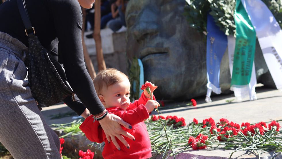 Ενα κόκκινο γαρίφαλο από τον μικρό μας Βάιο