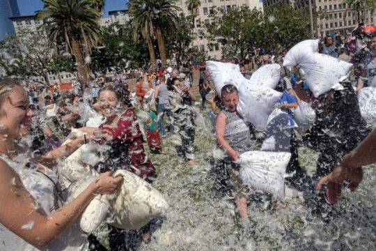 Το πρώτο Σάββατο του Απριλίου γιορτάζεται σε πολλές πόλεις, στην Ευρώπη και στις ΗΠΑ, η Παγκόσμια Ημέρα Μαξιλαροπόλεμου. Στην Ελλάδα, την τελευταία εβδομάδα γιορτάστηκε... καθημερινά