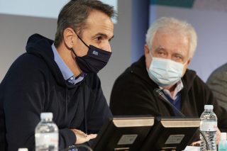 Κυρ. Μητσοτάκης και Στ. Μπένος κατά τις ανακοινώσεις για την ανασυγκρότηση της καμένης Βόρειας Εύβοιας το 2021