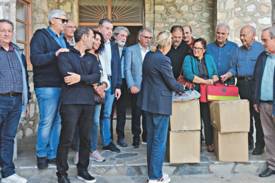 Από την παράδοση υλικής βοήθειας της ΠΟΕΣΥ και των Δημοσιογραφικών Ενώσεων στο 2ο Δημοτικό Σχολείο Παλαμά