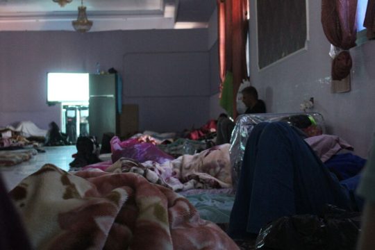 Εργάτες από τη Γάζα κοιμούνται στρωματσάδα στο ξενοδοχείο Sanabel της Ραμάλα