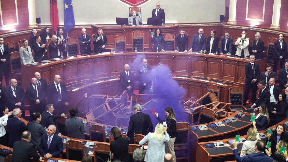 Αλβανία, κοινοβούλιο, φωτιά