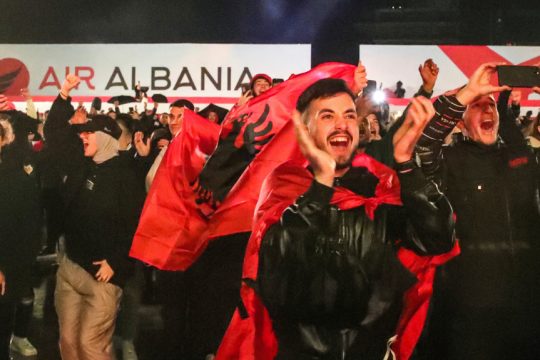 Αλβανοί οπαδοί πανηγυρίζουν για την επιτυχία της εθνικής τους