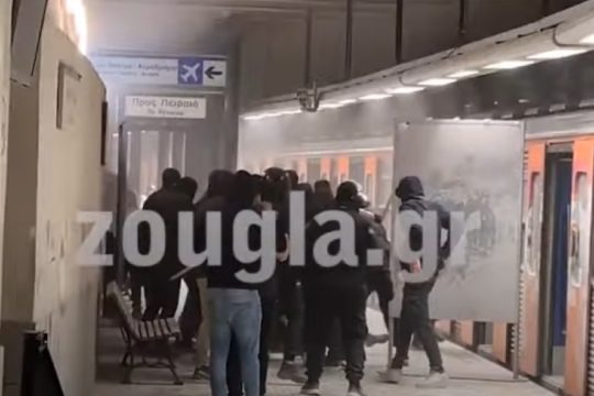 επίθεση φασιστών σε συρμό στο Μοναστηράκι