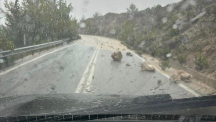 Κατολισθήσεις στον δρόμο από Πεταλούδες προς φαράγγι και Ψίνθο