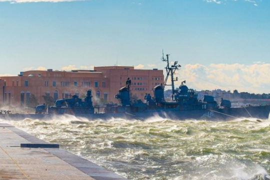Το ιστορικό αντιτορπιλικό «Βέλος» θαλασσοδέρνεται μπροστά από το Μέγαρο Μουσικής Θεσσαλονίκης