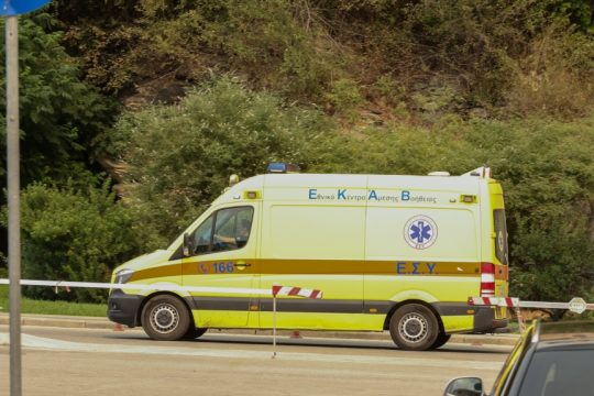 Ασθενοφόρο στο λιμάνι της Καβάλας