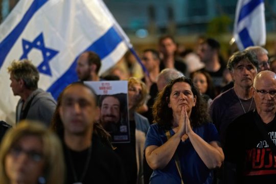 συγγενείς ομήρων