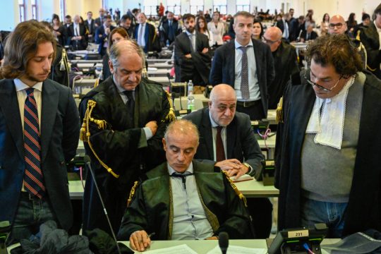 Oι δικαστές διαβάζουν τις ετυμηγορίες