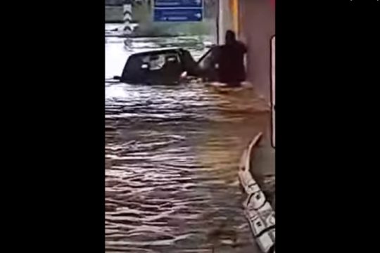 Κινδύνευσε να πνιγεί μέσα στο αυτοκίνητό της στην Αχαΐα