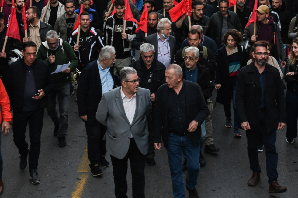 Ο Δημήτρης Κουτσούμπας με στελέχη του ΚΚΕ