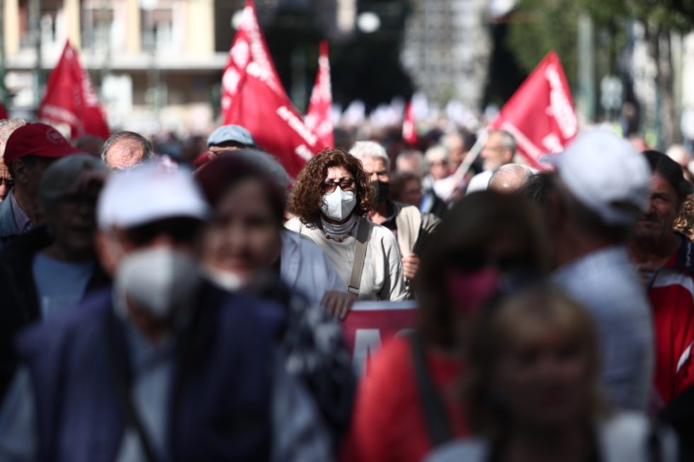 Πολλοί διαδηλωτές με μάσκες στην πορεία