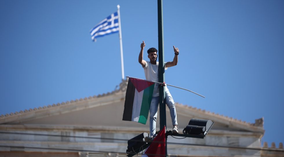 Σημαία της Παλαιστίνης έξω από τη Βουλή