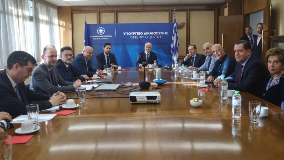 συνάντηση Υπ. Δικαιοσύνης με συμβολαιογράφους