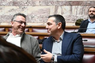 Ο πρώην πρόεδρος του ΣΥΡΙΖΑ Αλέξης Τσίπρας δίπλα στον ευρωβουλευτή Κώστα Αρβανίτη στα έδρανα της Κ.Ο.