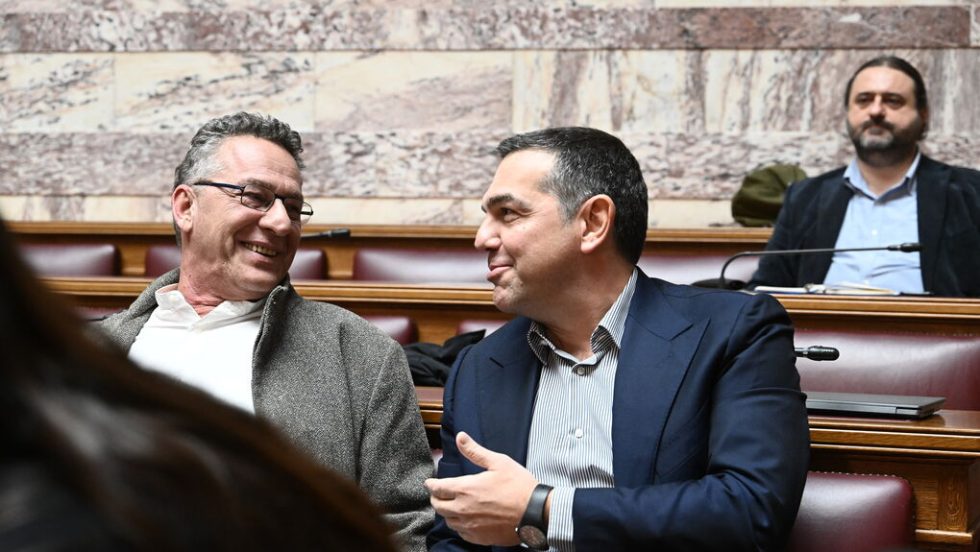 Ο πρώην πρόεδρος του ΣΥΡΙΖΑ Αλέξης Τσίπρας δίπλα στον ευρωβουλευτή Κώστα Αρβανίτη στα έδρανα της Κ.Ο.