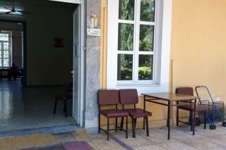 Ο νεαρός άνδρας ήταν δεμένος στα χέρια και στα πόδια κατόπιν ιατρικής εντολής και πήρε φωτιά το μεσημέρι της περασμένης Κυριακής, όταν άλλος ασθενής τού έδωσε ένα αναμμένο τσιγάρο για να καπνίσει