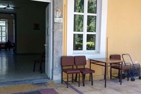 Ο νεαρός άνδρας ήταν δεμένος στα χέρια και στα πόδια κατόπιν ιατρικής εντολής και πήρε φωτιά το μεσημέρι της περασμένης Κυριακής, όταν άλλος ασθενής τού έδωσε ένα αναμμένο τσιγάρο για να καπνίσει