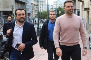 Στ. Κασσελάκης και Ν. Παππάς ενώ εισέρχονται στα γραφεία της Κουμουνδούρου