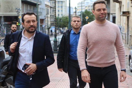 Στ. Κασσελάκης και Ν. Παππάς ενώ εισέρχονται στα γραφεία της Κουμουνδούρου
