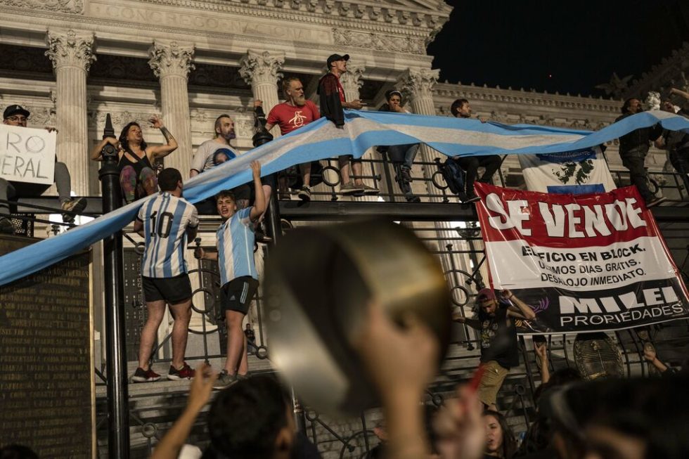 Μαζικές διαδηλώσεις στο Μπουένος Αϊρες κατά της οικονομικής πολιτικής του νέου προέδρου Χαβιέρ Μιλέι