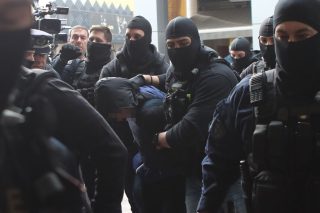 Ο 18χρονος που κατηγορείται ότι έριξε τη ναυτική φωτοβολίδα στον 31χρονο αστυνομικό κατά τη διάρκεια των επεισοδίων στον Ρέντη